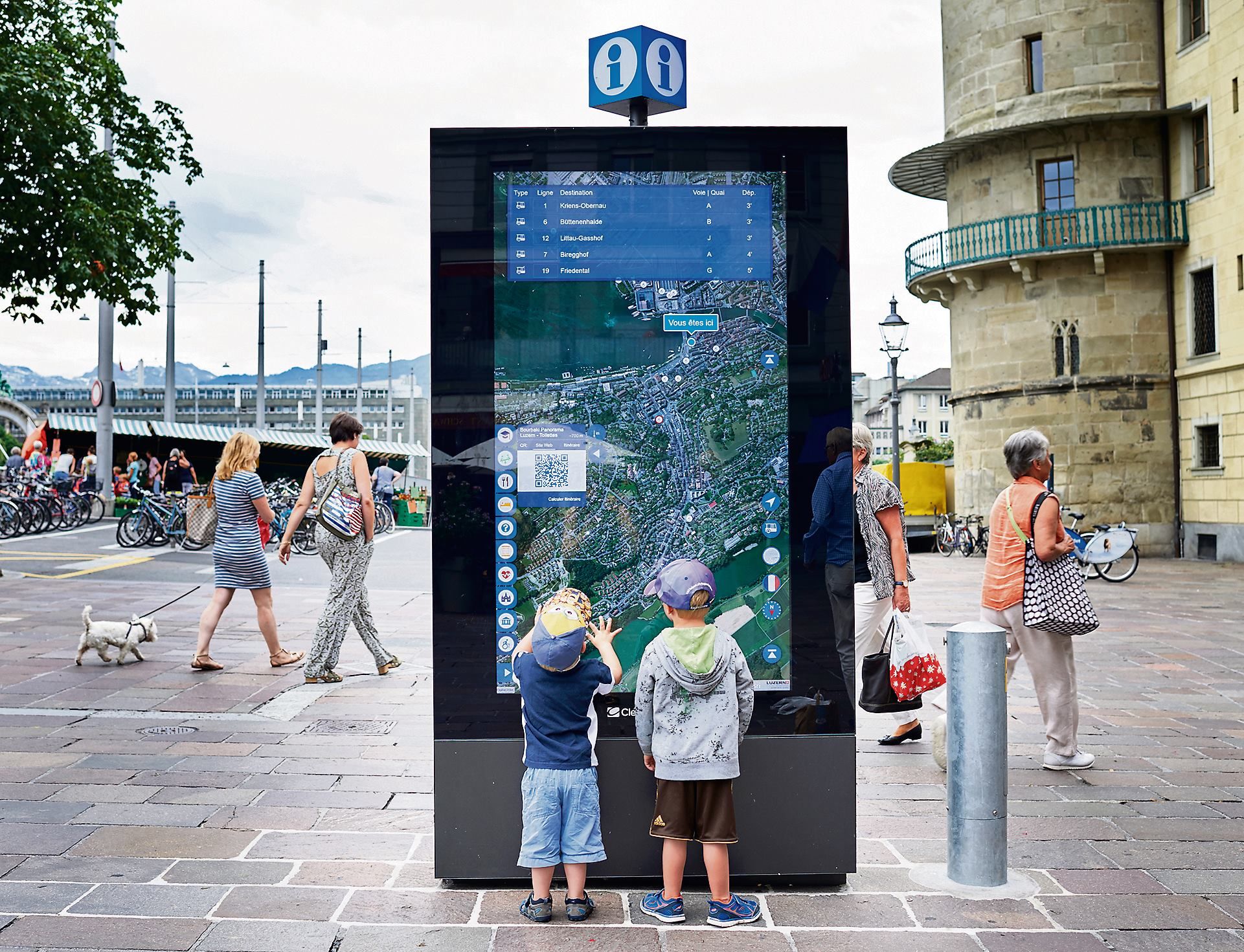 Zehn digitale Werbescreens mit interaktivem Stadtplan