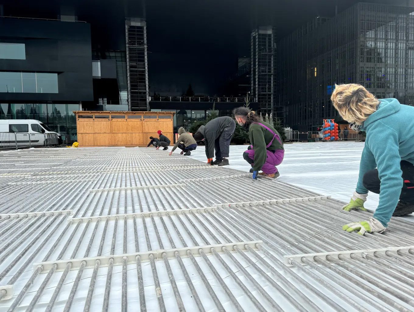 Macht die Schlittschuhe bereit! Hier wird das neue Eisfeld vor dem KKL aufgebaut