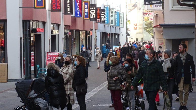 Endlich wieder shoppen: In die Luzerner Altstadt kehrt Leben ein