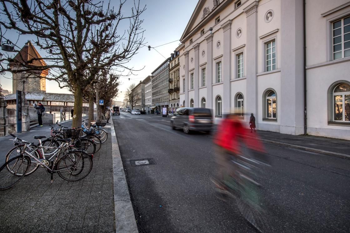 Luzerner Stadtrat will autofreie Bahnhofstrasse schon ab Ostern – Kantonalbank droht mit Beschwerde